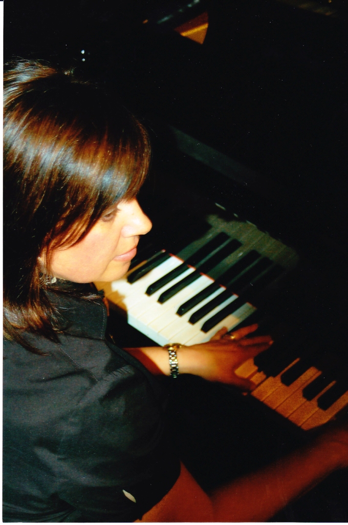 Kathy at piano_0001